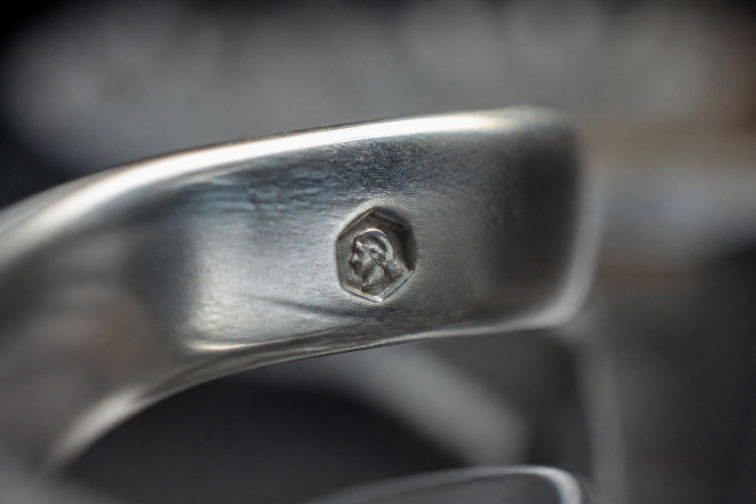 Choisir entre argent 925 et finitions artisanales
